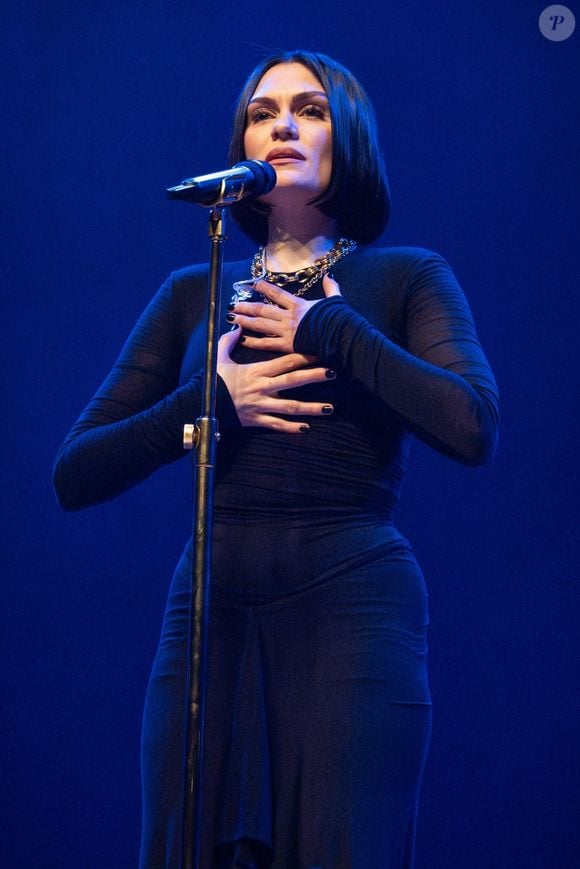 Dans une vidéo publiée sur Instagram, la star a ainsi expliqué qu’elle retournait à l’hôpital pour une IRM, avant de dévoiler les résultats dans la légende de sa publication.

Jessie J offre un spectacle émouvant lors de la première soirée de la tournée No Secrets au Royaume-Uni. Backgrid UK/ Bestimage