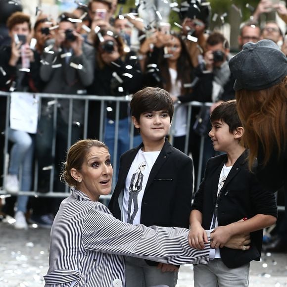 On a aussi pu voir que les jumeaux Nelson et Eddy ont bien grandi

Eddy et Nelson Angelil - Celine Dion quitte l'hôtel Royal Monceau avec ses enfants et prend un jet privé au Bourget le 10 août 2017. Agence / Bestimage