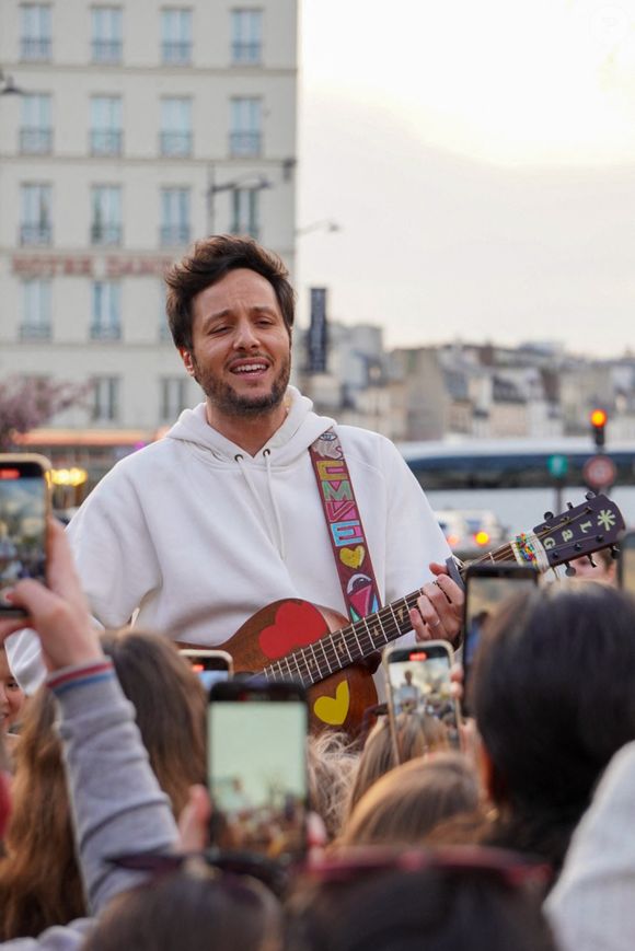 Le chanteur Vianney a improvisé un concert sur le parvis de Notre-Dame de Paris le 8 avril 2025.

© Jack Bussat / Bestimage