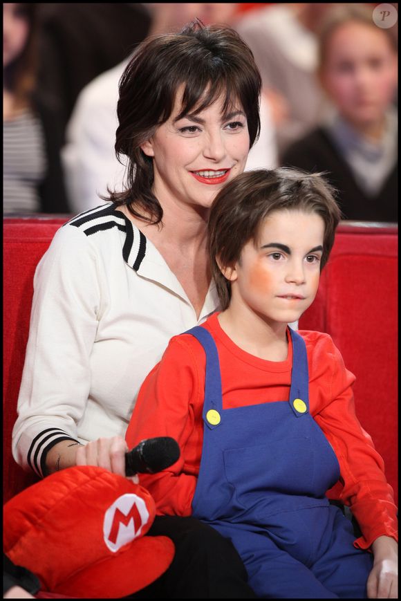 Indiquant que Diego n'était pas suicidaire mais qu'une bouffée délirante l'avait conduit à commettre l'irréparable

Lio et son fils Diego - Enregistrement de l'émission "Vivement dimanche" Guillaume Gaffiot/Bestimage