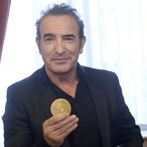 Jean Dujardin reçoit la Médaille de Reconnaissance de la Ville de Bruxelles, à la veille de la diffusion de la nouvelle série "Zorro" sur RTL-TVI, le 28 novembre 2024. © Photonews / Bestimage