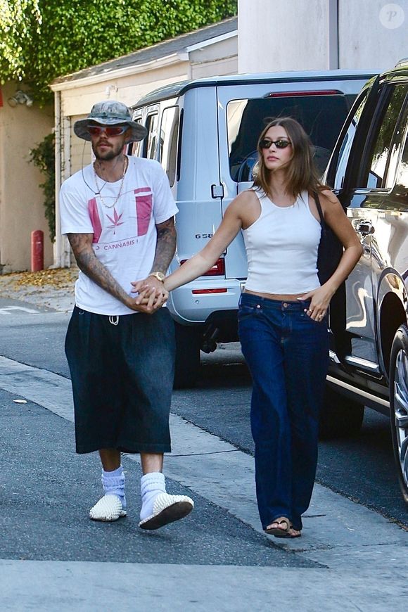 Exclusif -  Justin et Hailey Bieber marchent main dans la main alors qu'ils assistent à une fête d'anniversaire à Los Angeles. 

©BestImage
