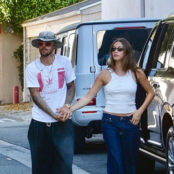 Exclusif -  Justin et Hailey Bieber marchent main dans la main alors qu'ils assistent à une fête d'anniversaire à Los Angeles. 

©BestImage