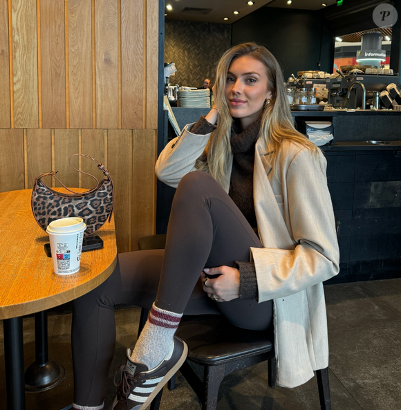 Aujourd'hui, elle en fait une force.

Agathe Cauet, Miss Nord-Pas-De-Calais 2022 en route pour Miss Monde 2025