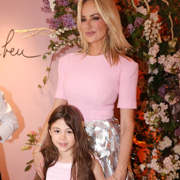 Outre le fait de porter le prénom de sa fille, cette création n'est pas anodine puisqu'elle soutient La Croix Rouge Française, une institution dont le mannequin est ambassadrice depuis plus de 20 ans

Adriana Karembeu et sa fille Nina assistent au Lenotre Cocktail By Adriana Karembeu qui se tient au Pré Catelan à Paris le 29 avril 2025 à Paris, France.  Photo par Jérôme Domine/ABACAPRESS.COM.