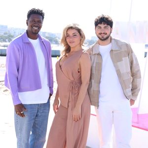David Baiot, Lola Marois et Florian Abboud au photocall de la série "Plus belle la vie, encore plus belle" lors du festival Canneseries saison 8 à Cannes le 26 avril 2025.

© Denis Guignebourg / Bestimage