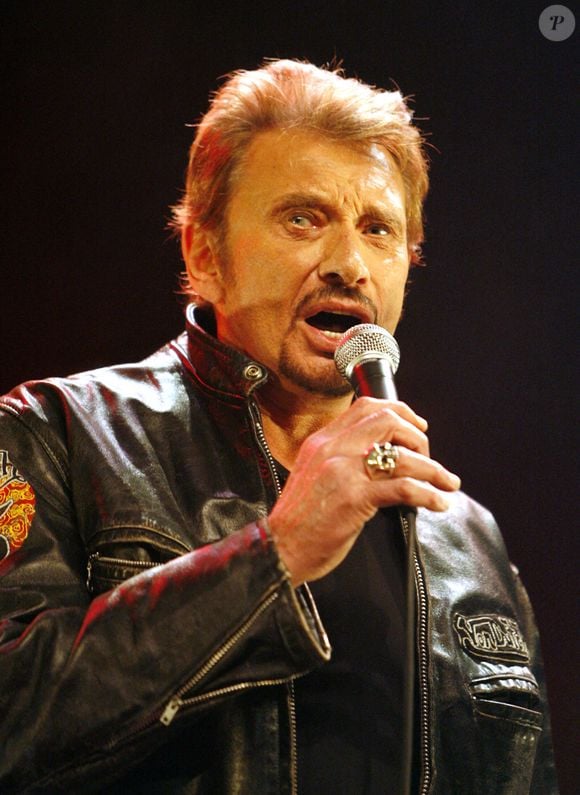 Johnny Hallyday apparaît sur scène lors d'un concert de son fils David à la Cigale à Paris le 17 mars 2008. Photo by Marco Vitchi/ABACAPRESS.COM