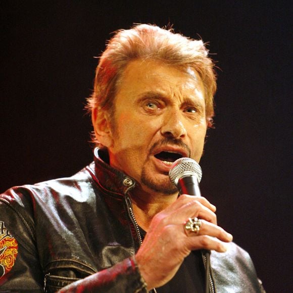 Johnny Hallyday apparaît sur scène lors d'un concert de son fils David à la Cigale à Paris le 17 mars 2008. Photo by Marco Vitchi/ABACAPRESS.COM