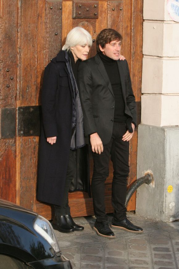Françoise Hardy et son fils Thomas Dutronc se baladent le long des quais de l’Île Saint-Louis à Paris, France, le 2 novembre 2016. Françoise Hardy se dévoile dans "Un cadeau du ciel", son dernier livre aux Éditions des Équateur dans lequel elle revient sur son hospitalisation en mars dernier (15) pour son lymphome, en librairie, le 3 novembre. (No Web No Blog pour la Belgique et la Suisse)