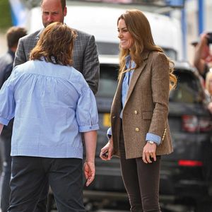 Le prince William, prince de Galles, et Catherine (Kate) Middleton, princesse de Galles, duc et duchesse de Rothesay, visitent la ville de Tobermory en Ecosse, Royaume Uni, le 29 avril 2025. © Backgrid UK/Bestimage