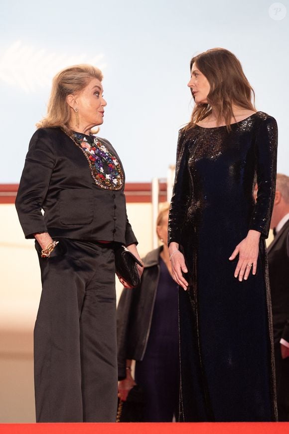 “Je voulais mourir”, a déclaré Chiara Mastroianni 

Catherine Deneuve et sa fille Chiara Mastroianni - Descente des marches du film « Marcello Mio » lors du 77ème Festival International du Film de Cannes, au Palais des Festivals à Cannes. Le 21 mai 2024
© Jacovides-Moreau / Bestimage