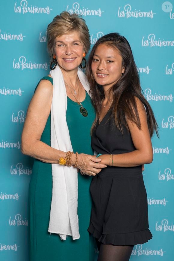 C'est en mai 2025, à l'occasion de la Fête des mères que Véronique Jannot a fait savoir qu'elle était à nouveau maman ! 

Exclusif - Véronique Jannot et sa fille Migmar - Photocall de la première du spectacle "Les Parisiennes" aux Folies Bergères à Paris le 24 mai 2018. © Olivier Borde - Pierre Perusseau/Bestimage