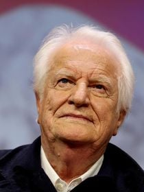 Loin de Paris dans la 4e ville la plus chère de France, André Dussollier a repris une maison où il parvient à fuir son quotidien