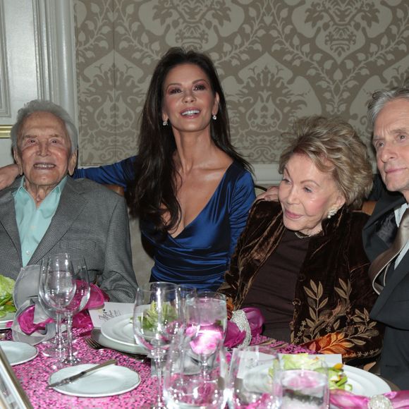 Kirk Douglas, Catherine Zeta-Jones, Anne Buydens, la femme de Kirk Douglas et Michael Douglas lors de la soirée 7th Annual Legacy of Vision Gala à Los Angeles le 9 novembre 2017. STARMAX / BESTIMAGE