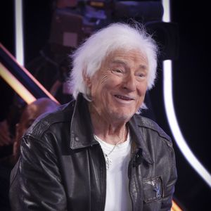 Exclusif - Hugues Aufray sur le plateau de l’enregistrement de l’émission « Face à Hanouna » présentée par C.Hanouna  et diffusée sur C8 le 27 avril 2024, à Paris, France, le 25 avril 2024. © Jack Tribeca / Bestimage