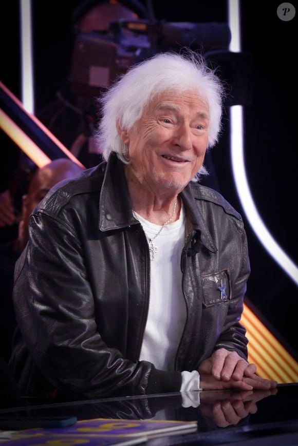 Exclusif - Hugues Aufray sur le plateau de l’enregistrement de l’émission « Face à Hanouna » présentée par C.Hanouna  et diffusée sur C8 le 27 avril 2024, à Paris, France, le 25 avril 2024. © Jack Tribeca / Bestimage
