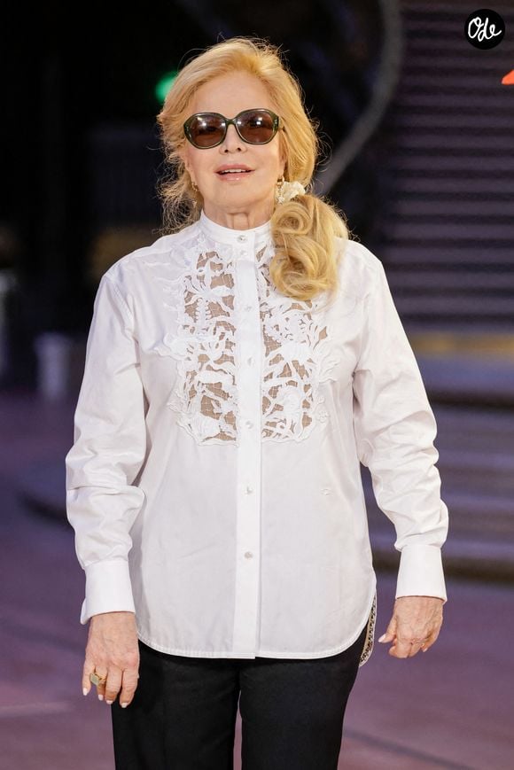 À 82 ans, la chanteuse a ébloui les photographes avec son look chic et élégant.

Sylvie Vartan au photocall du défilé Chanel Collection Femme Prêt-à-Porter Printemps/Eté 2027 lors de la Fashion Week de Paris (PFW) au Grand Palais, à Paris, France, le 5 octobre 2026.

© Olivier Borde/Bestimage