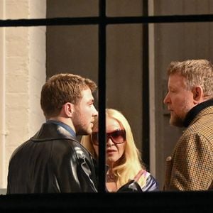 Ce lundi 15 décembre, les deux ex-époux ont assisté à l'exposition de peinture de leur fils, Rocco Ritchie.

Exclusif - Madonna, Guy Ritchie et leurs fils, Rocco Ritchie, le 12 décembre 2025.

Photo : Agence / Bestimage