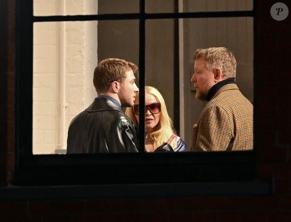 Ce lundi 15 décembre, les deux ex-époux ont assisté à l'exposition de peinture de leur fils, Rocco Ritchie.

Exclusif - Madonna, Guy Ritchie et leurs fils, Rocco Ritchie, le 12 décembre 2025.

Photo : Agence / Bestimage