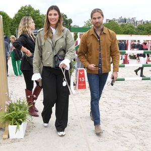 Camille Cerf (Miss France 2015 et Ambassadrice du LGCT-LPEJ 2022), son compagnon Théo Fleury et le chien Romeo - 8ème édition du "Longines Paris Eiffel Jumping" au Champ de Mars à Paris, le 25 juin 2022.
© Perusseau/Gorassini/Tribeca/Bestimage
