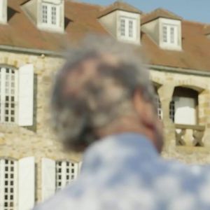 Cette rencontre a également permis de dévoiler le cadre de vie exceptionnel du chanteur, au cœur d'un immense domaine arboré.

Pierre Perret ouvre les portes de sa maison en région parisienne.