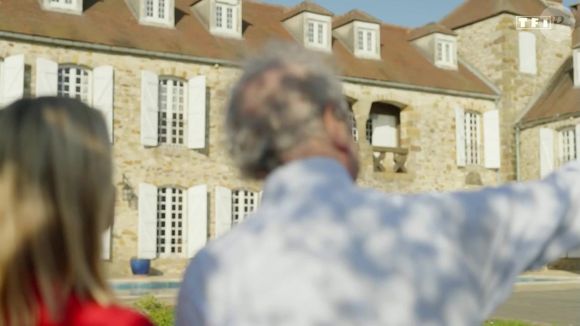 Cette rencontre a également permis de dévoiler le cadre de vie exceptionnel du chanteur, au cœur d'un immense domaine arboré.

Pierre Perret ouvre les portes de sa maison en région parisienne.