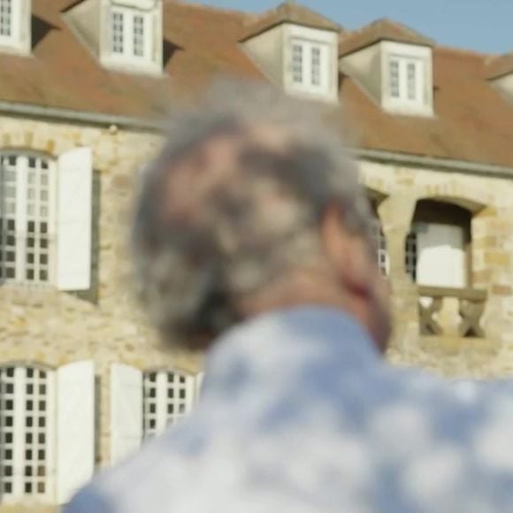 Cette rencontre a également permis de dévoiler le cadre de vie exceptionnel du chanteur, au cœur d'un immense domaine arboré.

Pierre Perret ouvre les portes de sa maison en région parisienne.