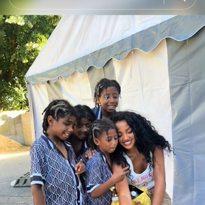 Très présente sur les réseaux sociaux, cette famille de créateurs de contenus partage régulièrement des photos et vidéos de leurs rencontres avec des stars. Leur compte TikTok, suivi par plus de 10 000 abonnés, met en scène le petit Djuliann et ses frères.
Djuliann et ses frères en compagnie de la chanteuse Wejdene - Vidéo Tiktok, 30 juin 2025