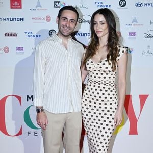 Marie a d'ailleurs fait sensation dans une longue et très élégante robe blanc écru à pois marron.

Camille Combal et sa femme Marie lors de la 1re édition du Marrakech Comedy Festival, le 6 juin 2026

© Rachid Bellak / Bestimage