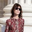 Fashion Week : Charlotte Gainsbourg divine, Béatrice Dalle rebelle cigarette à la main… Le parvis de la Bourse de Commerce s’embrase pour Saint Laurent