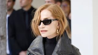 Tous les regards étaient tournés vers elles : la sortie remarquée d'Isabelle Huppert avec sa fille Lolita au défilé Balenciaga