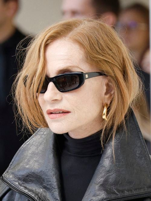 Tous les regards étaient tournés vers elles : la sortie remarquée d'Isabelle Huppert avec sa fille Lolita au défilé Balenciaga