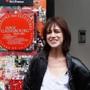 Charlotte Gainsbourg lors de la cérémonie de dévoilement de la plaque "Maison des Illustres" de la Maison Gainsbourg à Paris, France, le 2 avril 2024. © Christophe Clovis/Bestimage