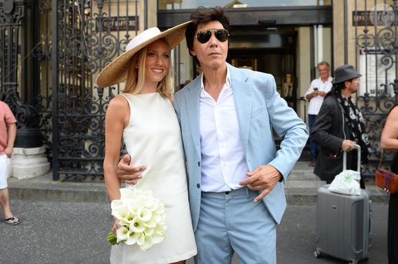 Les jeunes mariés, Jean-Luc Lahaye et sa femme Paola (Lahaye-Aubin) à la sortie de la mairie du 18ème arrondissement de Paris - J.L.Lahaye s'est marié en secondes noces avec sa compagne P.Aubin à la mairie du 18ème arrondissement de Paris, le 2 juillet 2025. © Agence / Bestimage