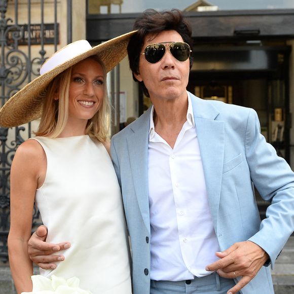 Les jeunes mariés, Jean-Luc Lahaye et sa femme Paola (Lahaye-Aubin) à la sortie de la mairie du 18ème arrondissement de Paris - J.L.Lahaye s'est marié en secondes noces avec sa compagne P.Aubin à la mairie du 18ème arrondissement de Paris, le 2 juillet 2025. © Agence / Bestimage