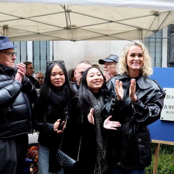 Jean-Claude Camus, Laeticia Hallyday, ses filles Joy et Jade lors de l'inauguration d'une plaque commémorative en hommage à Johnny Hallyday devant l'immeuble où le chanteur français a grandi dans le 9ème arrondissement de Paris, France, le 22 décembre 2023 © Dominique Jacovides/Bestimage