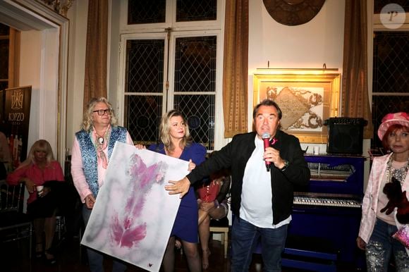 Exclusif - Herve Pouchol, Cindy Lopes, Pierre-Jean Chalençon et Any d'Avray - Soirée "Octobre Rose" au Palais Vivienne organisée par Véronique Koch et pour marraine Fabienne Thibeault à Paris le 16 octobre 2023. © Cédric Perrin/Bestimage