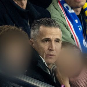 Guillaume Canet et ses enfants Marcel et Louise dans les tribunes du match de qualification de la Coupe du monde 2026 entre la France contre l'Ukraine (4-0) au Parc des Princes à Paris le 13 novembre 2025. © Cyril moreau/Bestimage
