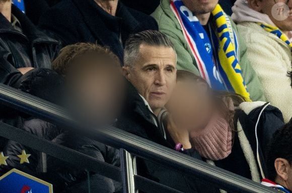 Guillaume Canet et ses enfants Marcel et Louise dans les tribunes du match de qualification de la Coupe du monde 2026 entre la France contre l'Ukraine (4-0) au Parc des Princes à Paris le 13 novembre 2025. © Cyril moreau/Bestimage