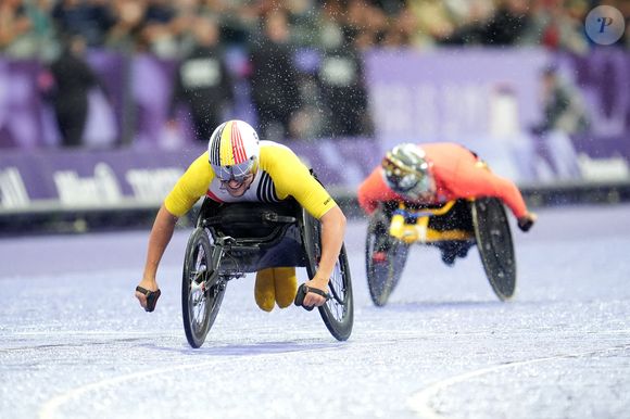 Certains de ses adversaires lors des JO de Paris auraient déposé réclamation auprès des instances internationales

Le Belge Maxime Carabin remporte l'or dans la finale du 400m T52 masculin au Stade de France lors de la deuxième journée des Jeux Paralympiques d'été de Paris 2024, le 30 août 2024.