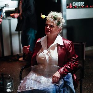 On devine notamment un corset pour lui maintenir le dos, le cou mais aussi la tête.

Exclusif - Isabelle Nanty - Backstage - Tournage de l'émission "Panique au 31", scénarisée par A.Ducret et T.Villa, réalisée par G.Leforestier, diffusée le 30 décembre 2024 sur TF1.
© Christophe Clovis / Bestimage