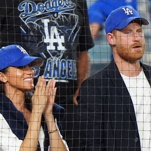 Le prince Harry et Meghan Markle regardent pendant la septième manche du quatrième match des séries mondiales de baseball de la MLB entre les Dodgers de Los Angeles et les Blue Jays de Toronto à Los Angeles, le mardi 28 octobre 2025. The Canadian Press/ABACAPRESS.COM//Frank Gunn