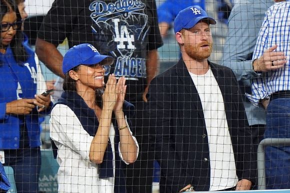Le prince Harry et Meghan Markle regardent pendant la septième manche du quatrième match des séries mondiales de baseball de la MLB entre les Dodgers de Los Angeles et les Blue Jays de Toronto à Los Angeles, le mardi 28 octobre 2025. The Canadian Press/ABACAPRESS.COM//Frank Gunn