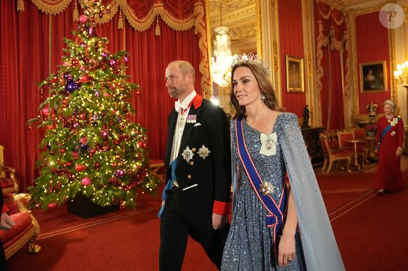 À chaque apparition, William respecte scrupuleusement les codes et coutumes de la monarchie britannique. Son sens du détail montre qu’il se prépare déjà à ses futures responsabilités.

Les membres de la famille royale britannique (Le roi Charles III d'Angleterre et Camilla Parker Bowles, reine consort d'Angleterre, le prince William, prince de Galles, et Catherine (Kate) Middleton, princesse de Galles) lors du banquet d'Etat au château de Windsor en l'honneur de la visite officielle de Frank-Walter Steinmeier (Président fédéral de l'Allemagne) et sa femme Elke Büdenbender au Royaume-Uni. Windsor, le 3 décembre 2025.

Carlos Jasso/PA Photos/Bestimage