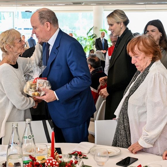 Le prince Albert II de Monaco, sa femme la princesse Charlene et Camille Gottlieb ont remis les traditionnels colis de Noël aux aînés monégasques dans la meeting room du Yacht Club de Monaco dans le cadre de festivités de fin d'année de la Principauté de Monaco, le 12 décembre 2024. © Bruno Bebert/Pool Monaco/Bestimage