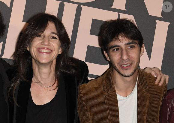Ben Attal sa mère Charlotte Gainsbourg - Avant-première du film "Mon chien stupide" au cinéma UGC Normandie à Paris, le 22 octobre 2019. © Coadic Guirec/Bestimage