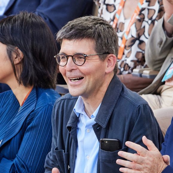 Preuve que cette matinale a une place précieuse dans sa vie.

Thomas Sotto en tribunes lors des Internationaux de France de tennis de Roland Garros 2023, à Paris, le 6 juin 2023. 

Photo : Jacovides-Moreau/Bestimage