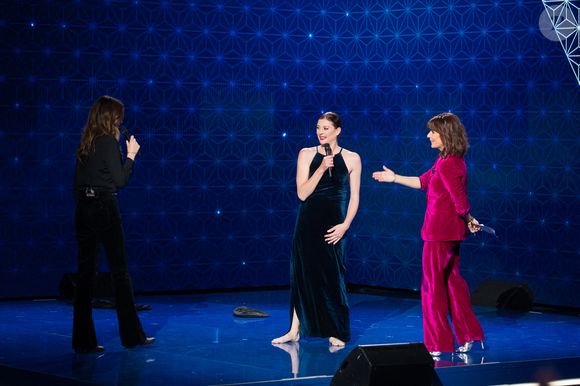 Exclusif - Carla Bruni Sarkozy et sa surprise Marie-Agnès Gillot, Faustine Bollaert - Enregistrement de l'émission "La Boîte à Secrets 8", présentée par F.Bollaert et qui sera diffusée le 7 mai sur France 3. Le 19 janvier 2021
© Tiziano Da Silva / Bestimage