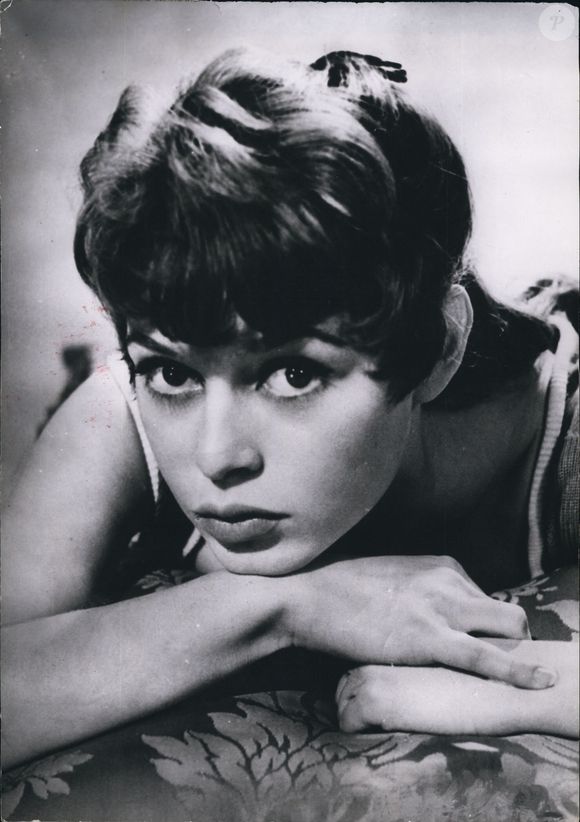 5 mai 1961 - Brigitte Bardot représentera le cinéma anglais à Venise : L'actrice française Brigitte Bardot qui joue le rôle principal dans l'un des films britanniques sélectionnés pour le Festival de Venise ''Toubib A La Mer'' - Français (Crédit Image : Keystone USA Collection / Bestimage)