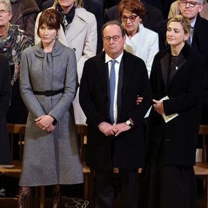 Théma - Carla Bruni recycle un manteau porté à Londres en 2008 - Carla Bruni, François Hollande, Julie Gayet - Cérémonie de réouverture de la cathédrale Notre-Dame de Paris, le 7 décembre 2024. Joyau de l’art gothique, lieu de culte et de culture, symbole universel de la France et de son histoire, la cathédrale de Notre-Dame de Paris rouvre ses portes les 7 et 8 décembre, cinq ans après le terrible incendie qui l’avait ravagée le 15 avril 2019. 
© Dominique Jacovides / Bestimage